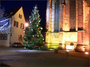 sapin-decore-devant-eglise-saint-georges.JPG